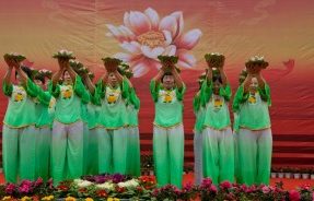 大密僧众欢庆2013腊八节